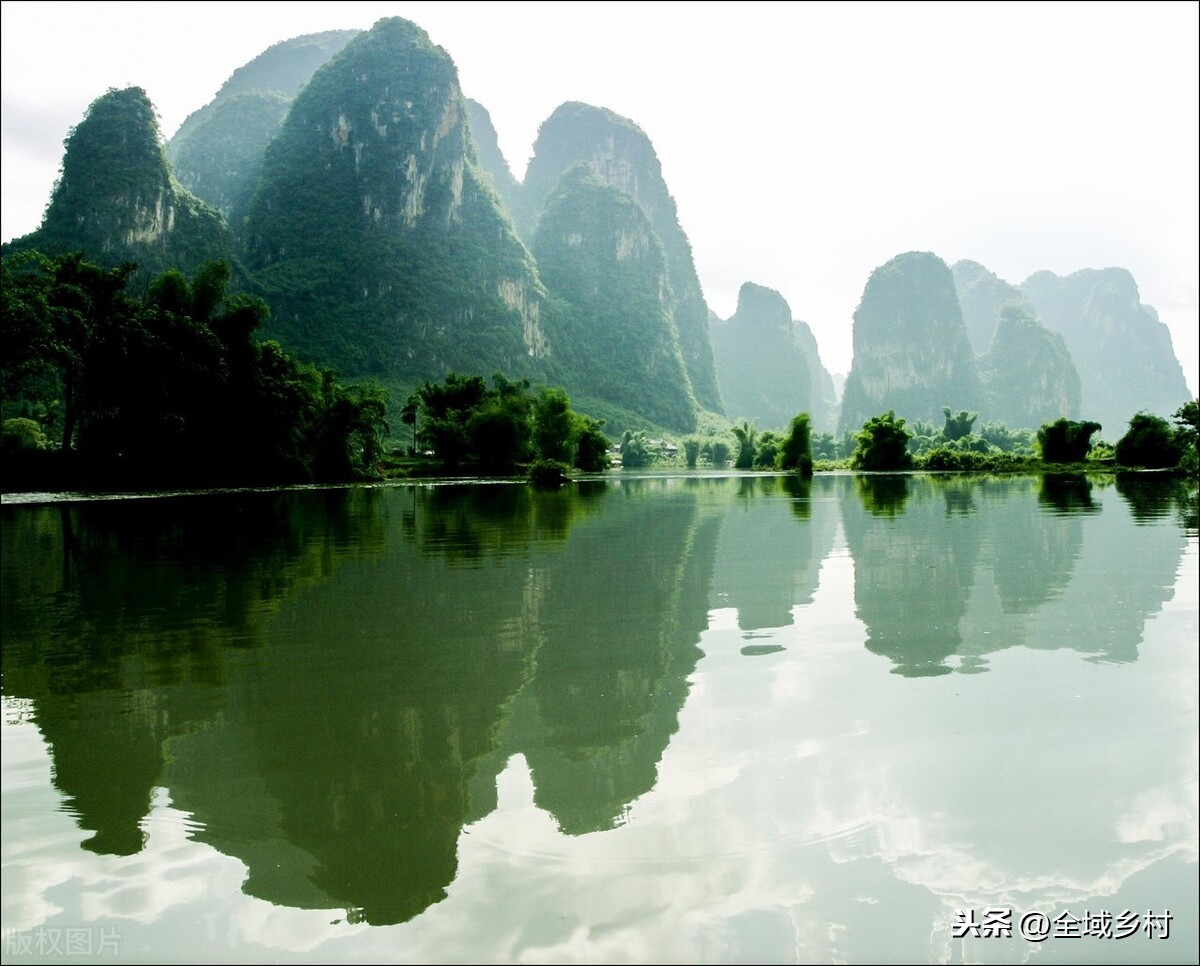 桂林山水美最鲜明的特点是水奇、山秀、洞巧