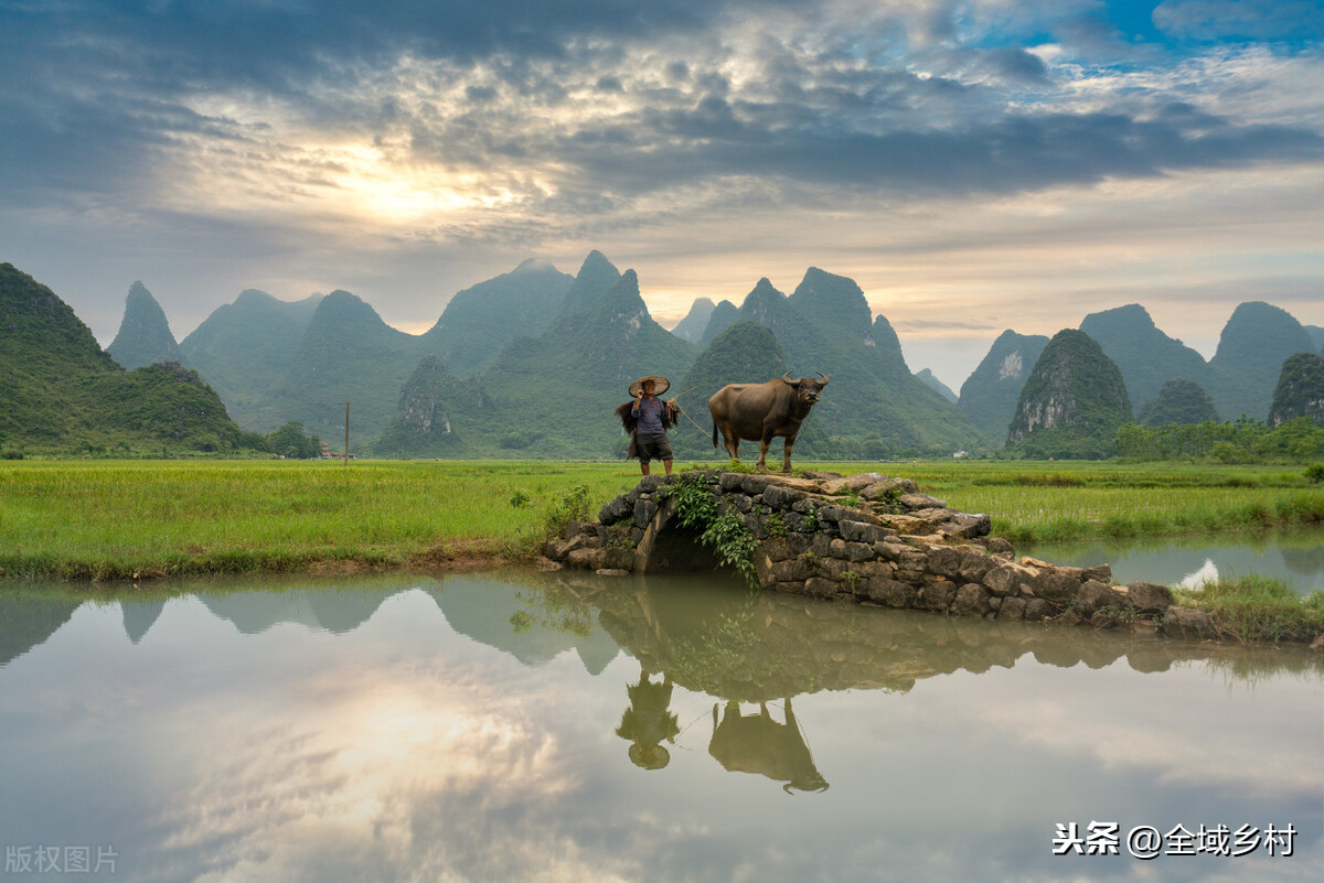 桂林山水美最鲜明的特点是水奇、山秀、洞巧