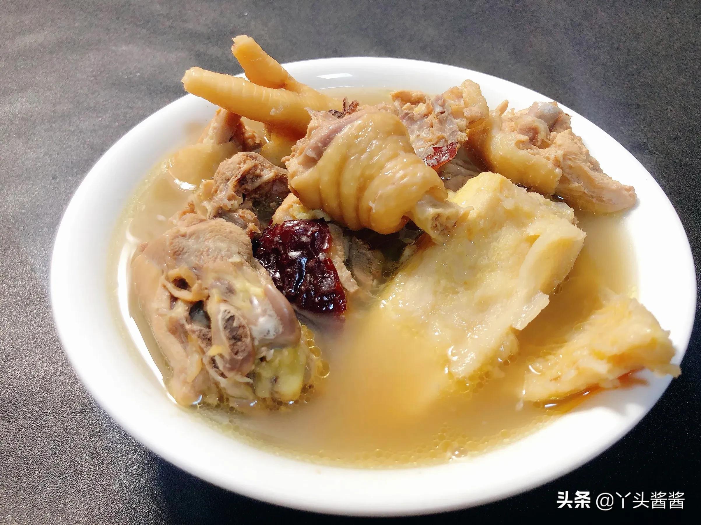 广东特色美食，榴莲壳煲鸡汤，香味浓郁，做法简单又营养