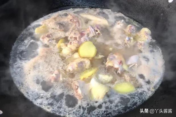 广东特色美食，榴莲壳煲鸡汤，香味浓郁，做法简单又营养