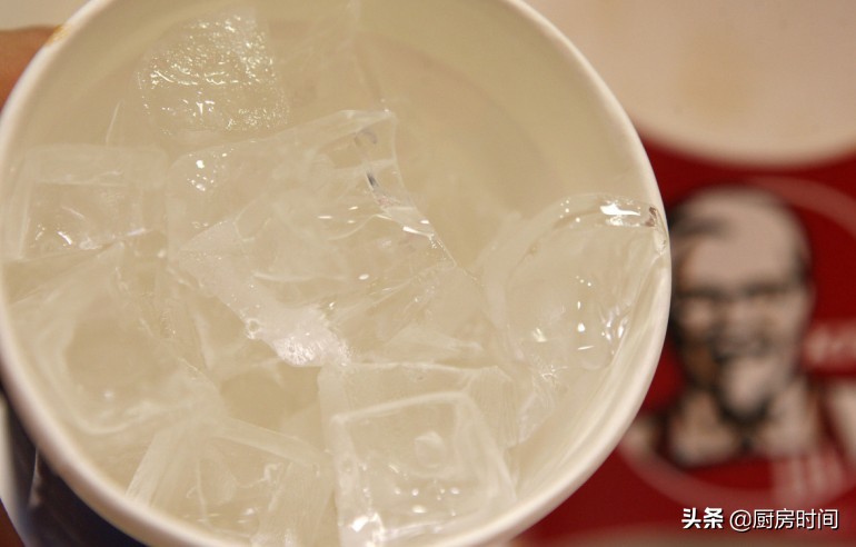 在家冻冰块儿时，加上这一步，瞬间就能成肯德基那样透明的冰块儿