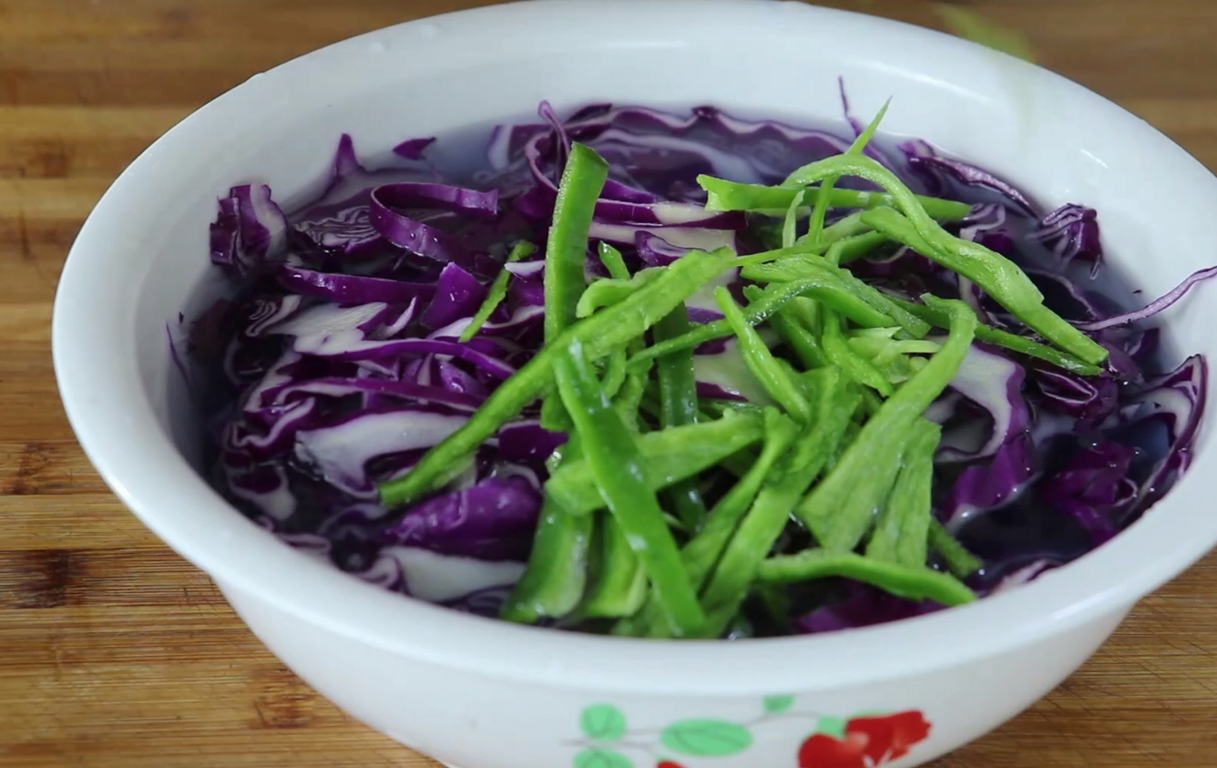 饭店凉拌紫甘蓝为啥那么好吃？大厨教你，简单实用，比吃肉香