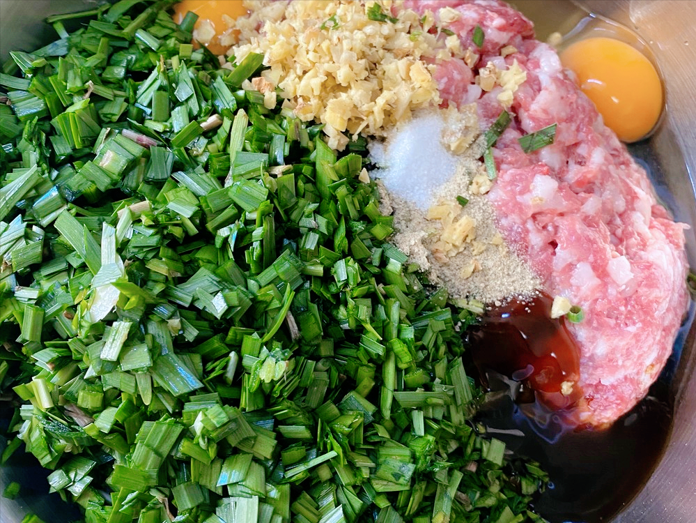 包猪肉韭菜饺子，牢记“3加2不加”，韭菜嫩绿不出水，家人都爱吃