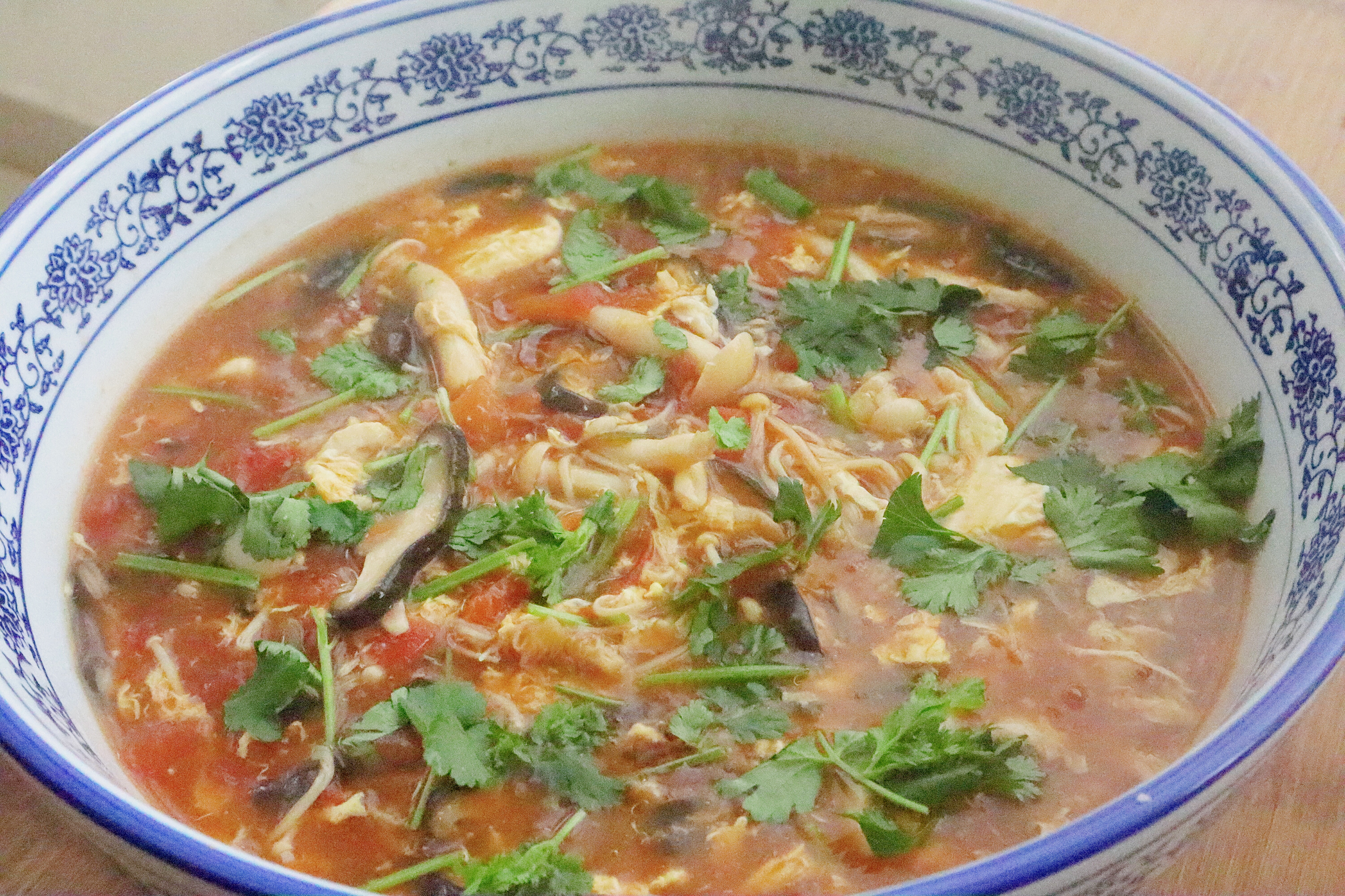 番茄菌菇汤的家常做法，味道鲜美，酸爽开胃，没胃口时要多喝它