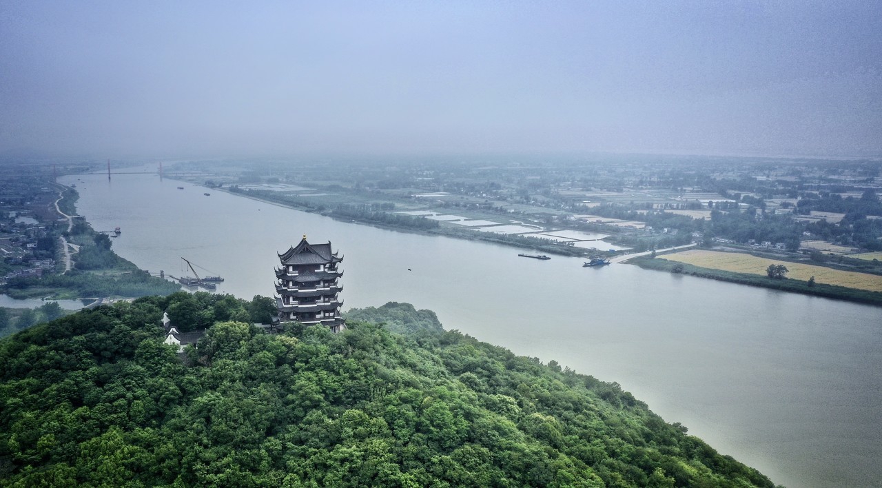长江是亚洲第一长河和世界第三长河，全长6300余公里