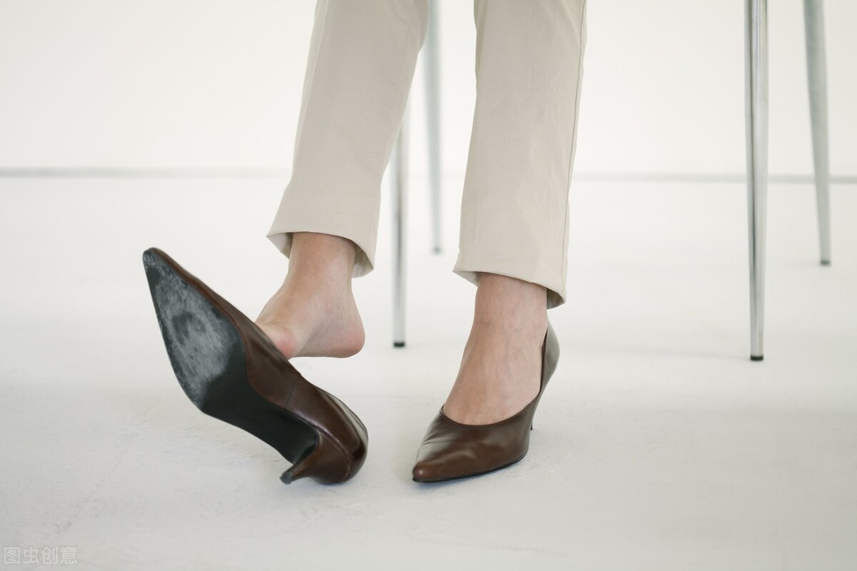 高跟鞋的起源有七种，从男性到女性，满清是最得神韵的一种