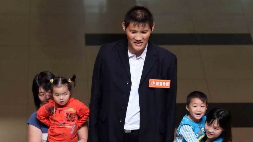 中国第一高人，十六岁就有了2米46，如今他怎样了？