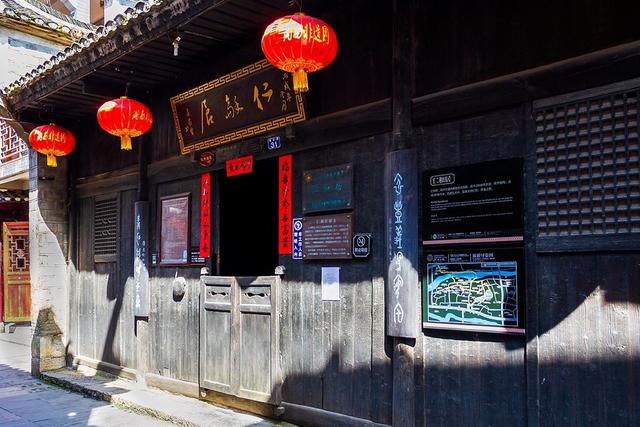 湘西千年古城走红，历史悠久有着浓厚的文化气息，游客络绎不绝