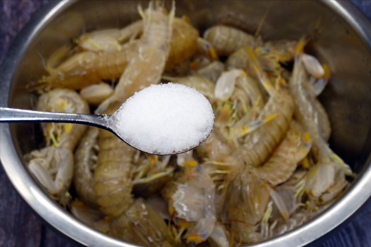 吃皮皮虾，清蒸水煮都不对，老渔民教你一招，肉质鲜嫩不回缩