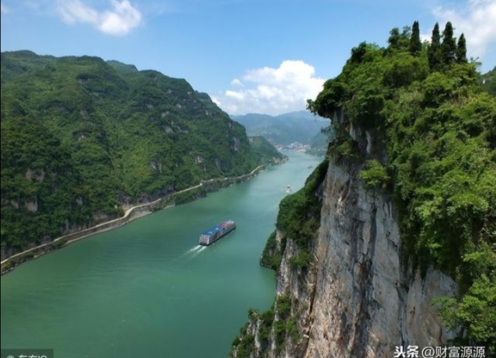 长江，是世界上最长的国内河流，它只属于我们中国。