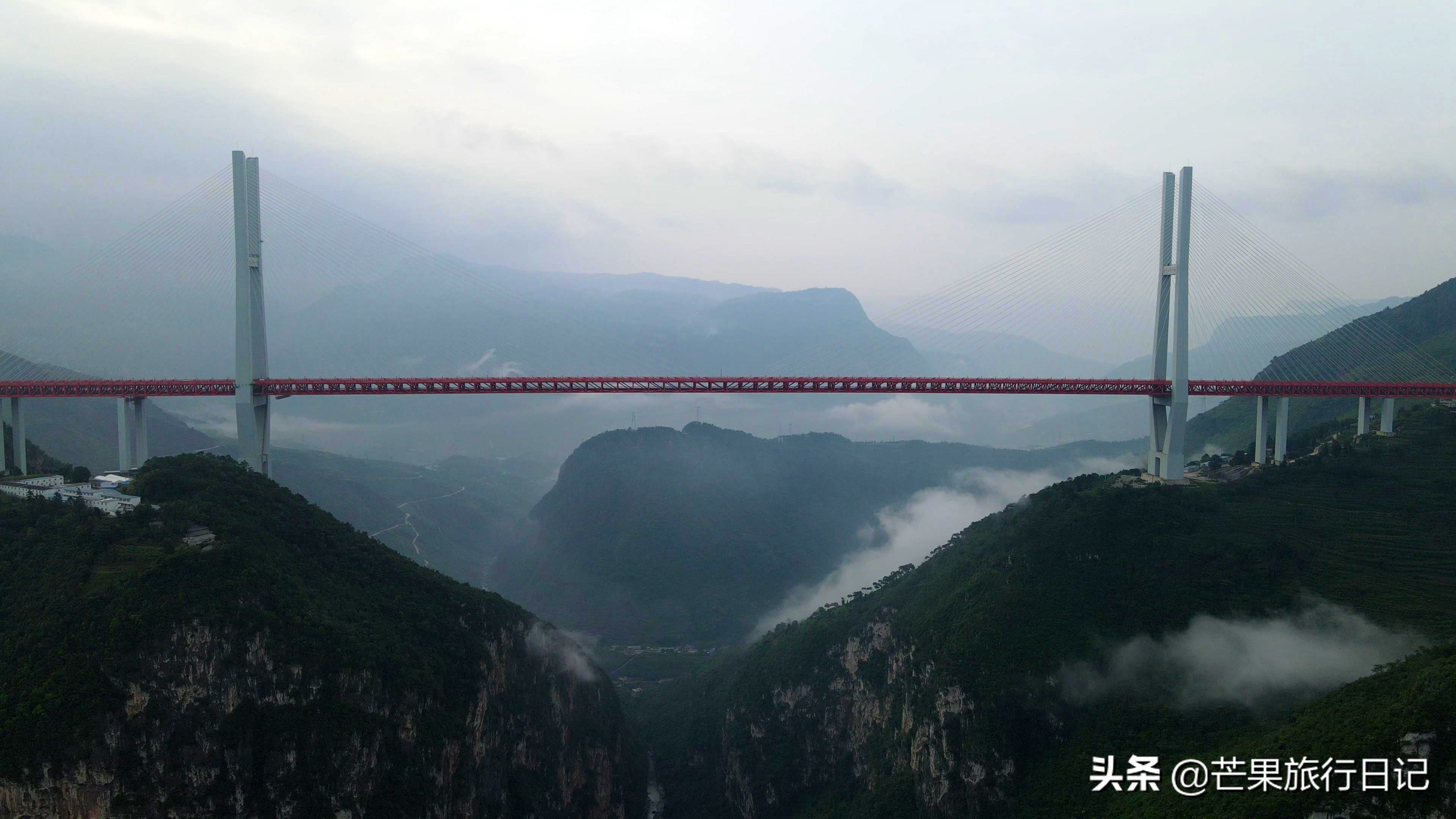 世界第一高桥北盘江大桥，近200层楼高，开车就像开飞机