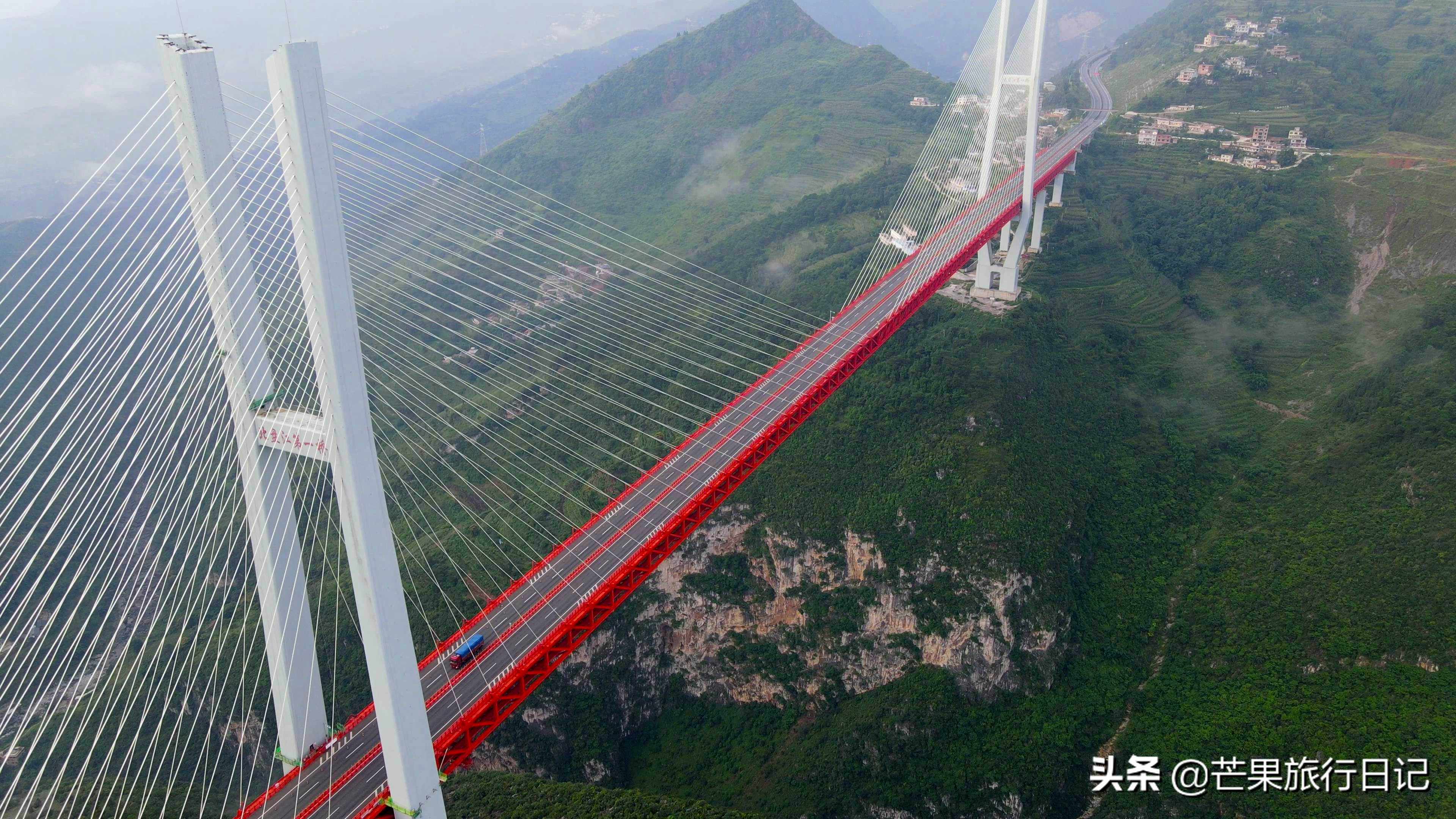 世界第一高桥北盘江大桥，近200层楼高，开车就像开飞机