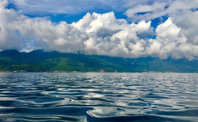 泸沽湖：一叶扁舟湖中荡，满目青山云绕梁