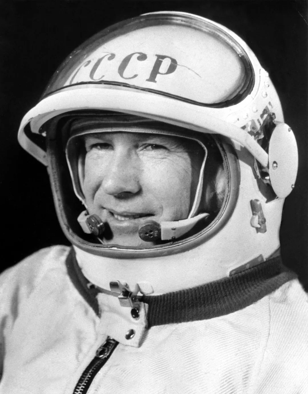 第一个进行太空行走的航天员是谁？