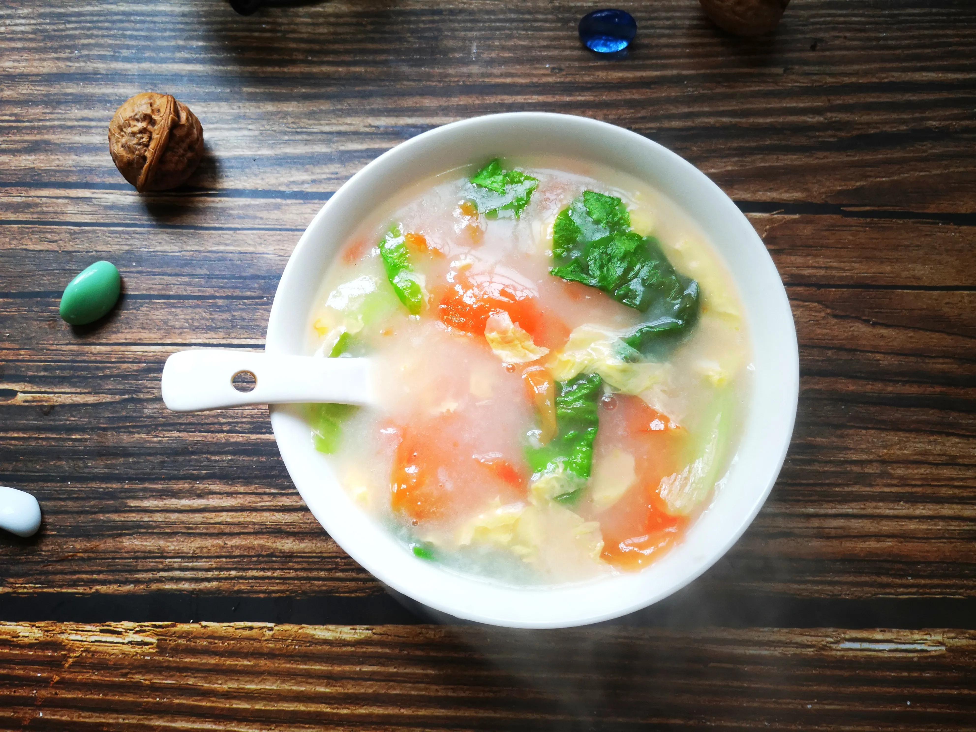 西红柿鸡蛋汤的超简单做法，不炒不煎8分钟上桌，营养又好喝