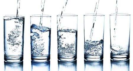 同样一杯水，快速大口喝和小口抿有什么区别？
