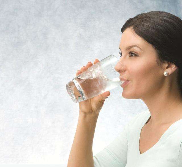 同样一杯水，快速大口喝和小口抿有什么区别？