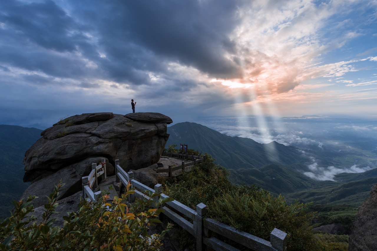 衡山风景名胜区，位于衡阳市南岳区，海拔1300.2米
