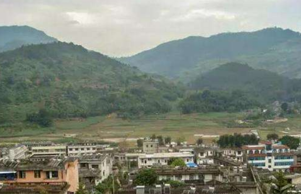 云南省一个县，人口仅18万，因为一条河而得名