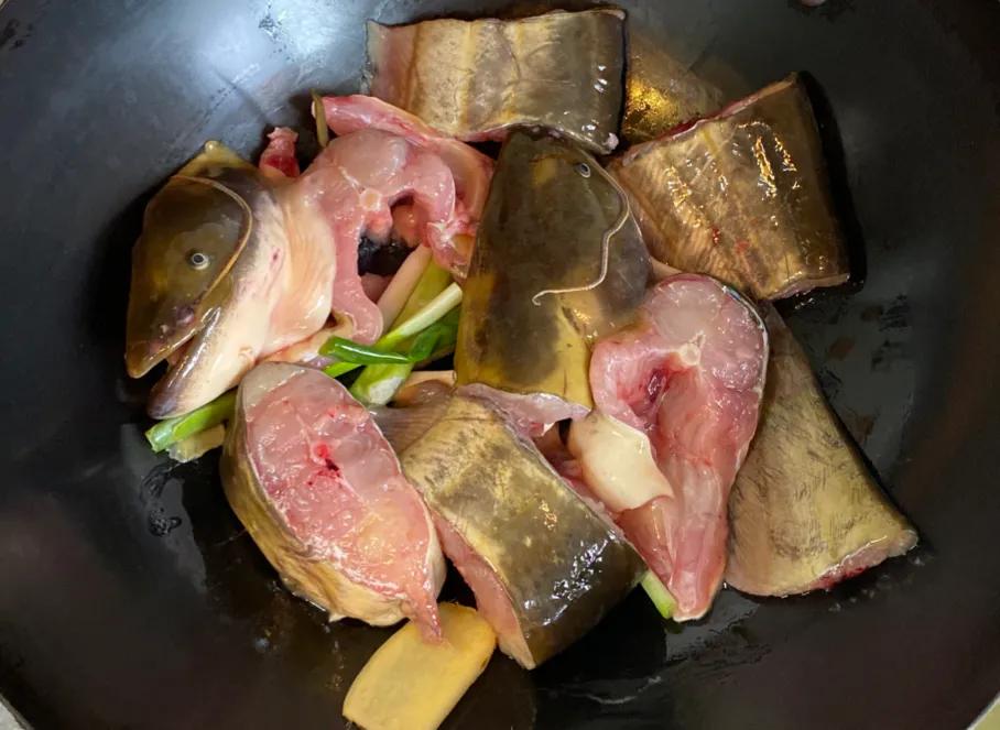 春天是吃胡子鱼的最佳季节，加入2样一起炖，鲜香味美，营养补钙