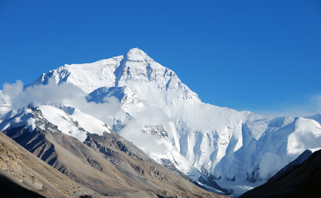 珠穆朗玛峰是喜马拉雅山脉的主峰，同时是世界海拔最高的山峰