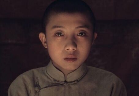 《霸王别姬》里由张国荣饰演的小豆子到底被老太监怎么了？