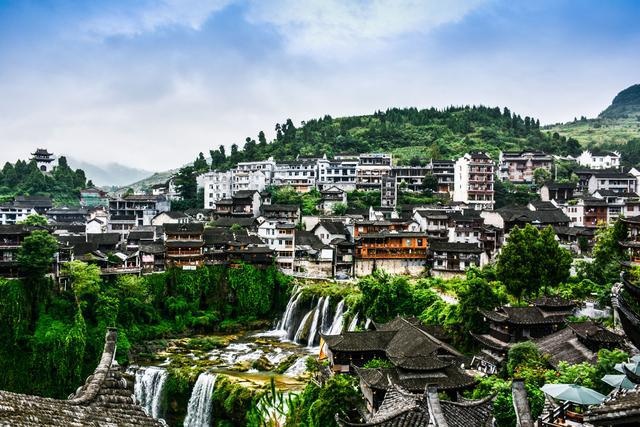 湘西芙蓉镇，中国最古老的镇，也是唯一挂在瀑布上的古镇