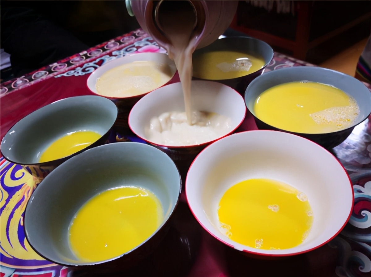 老外常吃的“黄油”到底是什么？中国很少生产，和酥油有什么差别