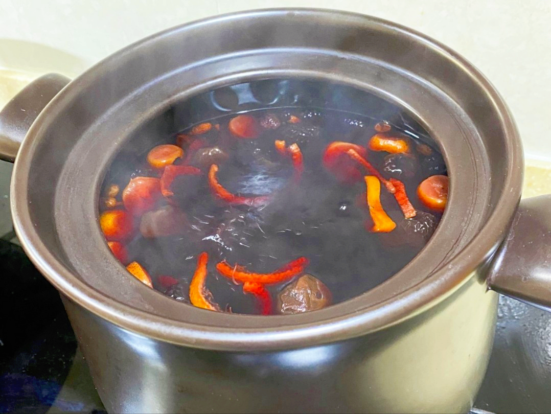 古法熬制的酸梅汤，配方比例详细，酸甜冰镇解渴，能消掉不少暑气