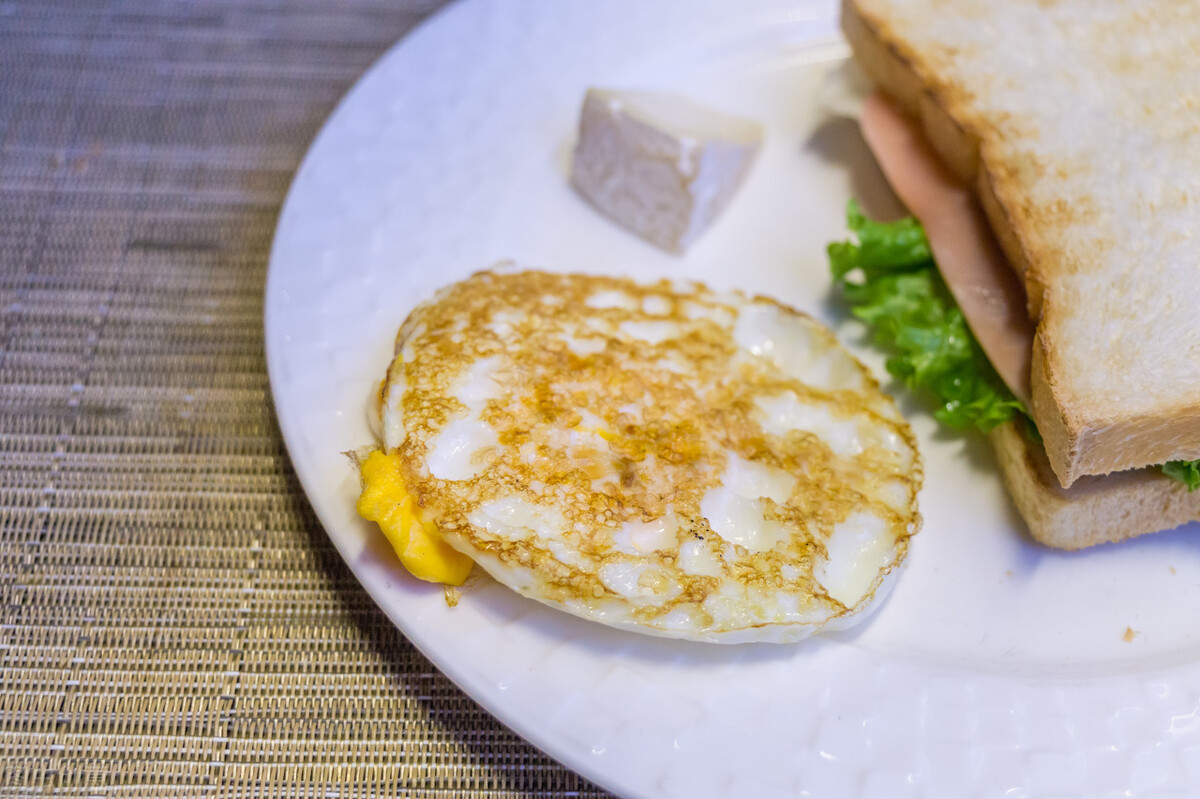 煎荷包蛋，冷油下锅还是热油？分享正确做法，鸡蛋又圆又嫩不粘锅