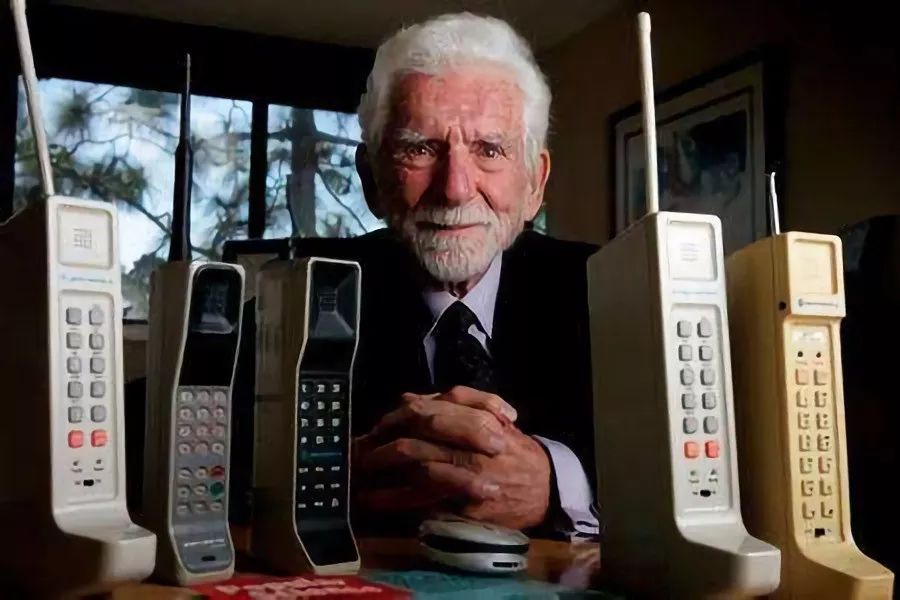 谁是真正的手机之父？世界上第一台智能手机，是iPhone吗？