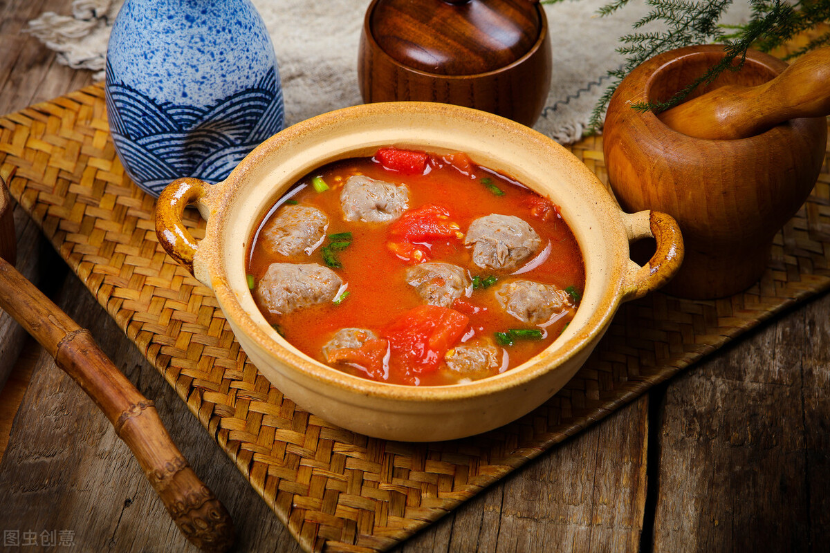 番茄丸子汤，酸甜鲜香营养丰富，寒冷冬天里喝上一碗太满足了