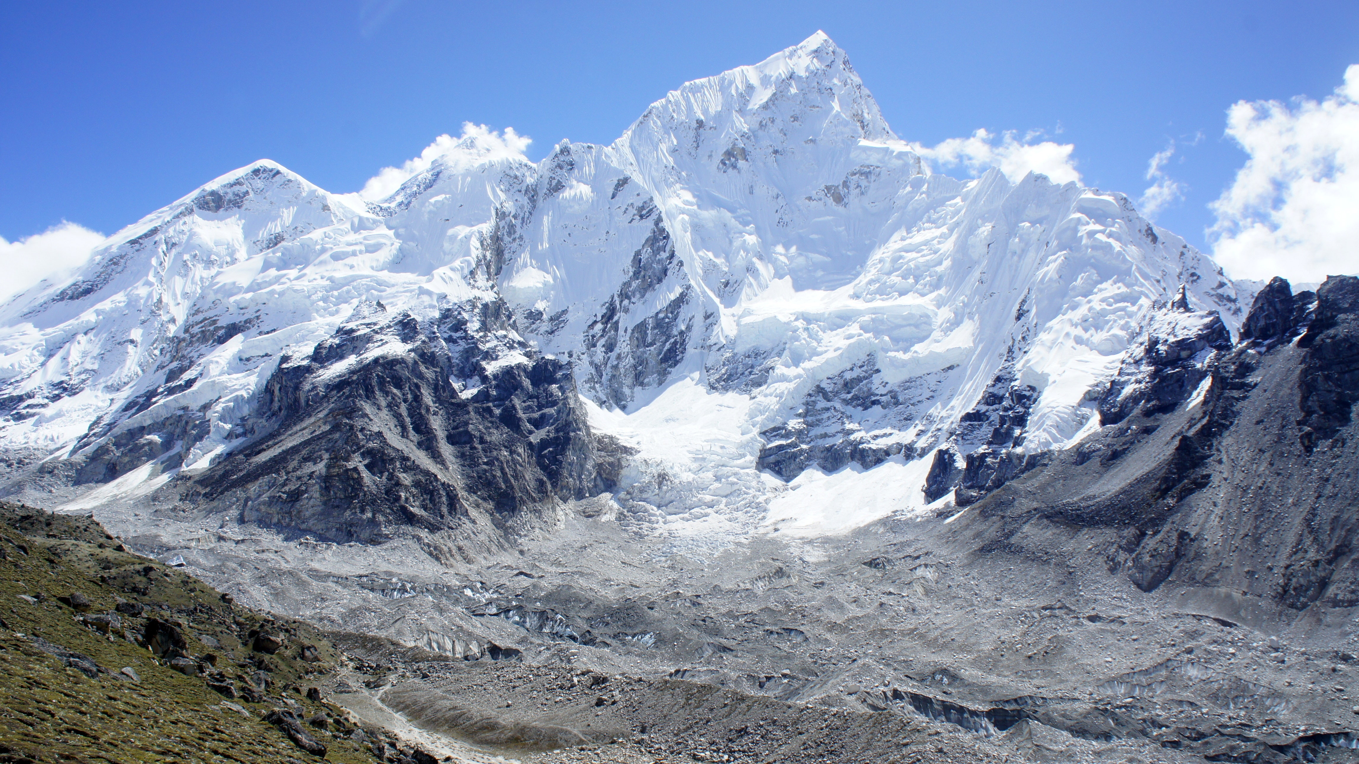 珠穆朗玛峰的峰顶属于中国吗？为什么那么多人可以登顶？
