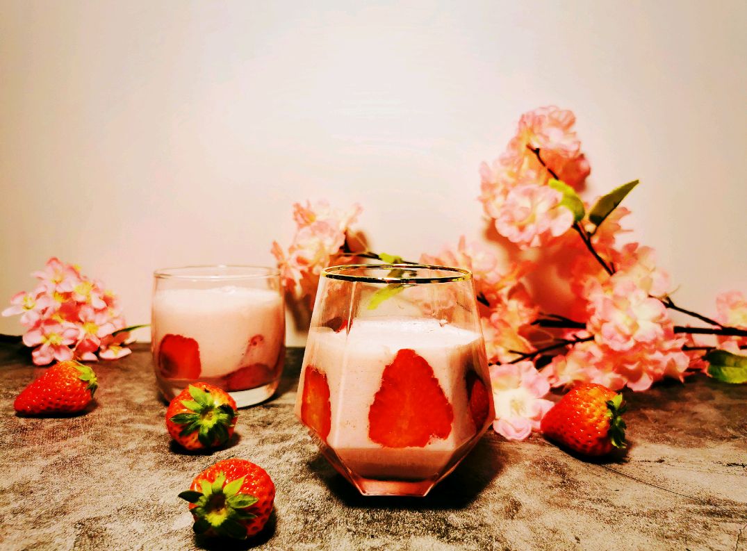 「草莓奶昔」的做法+配方，健康又美味，很适合夏天的下午茶
