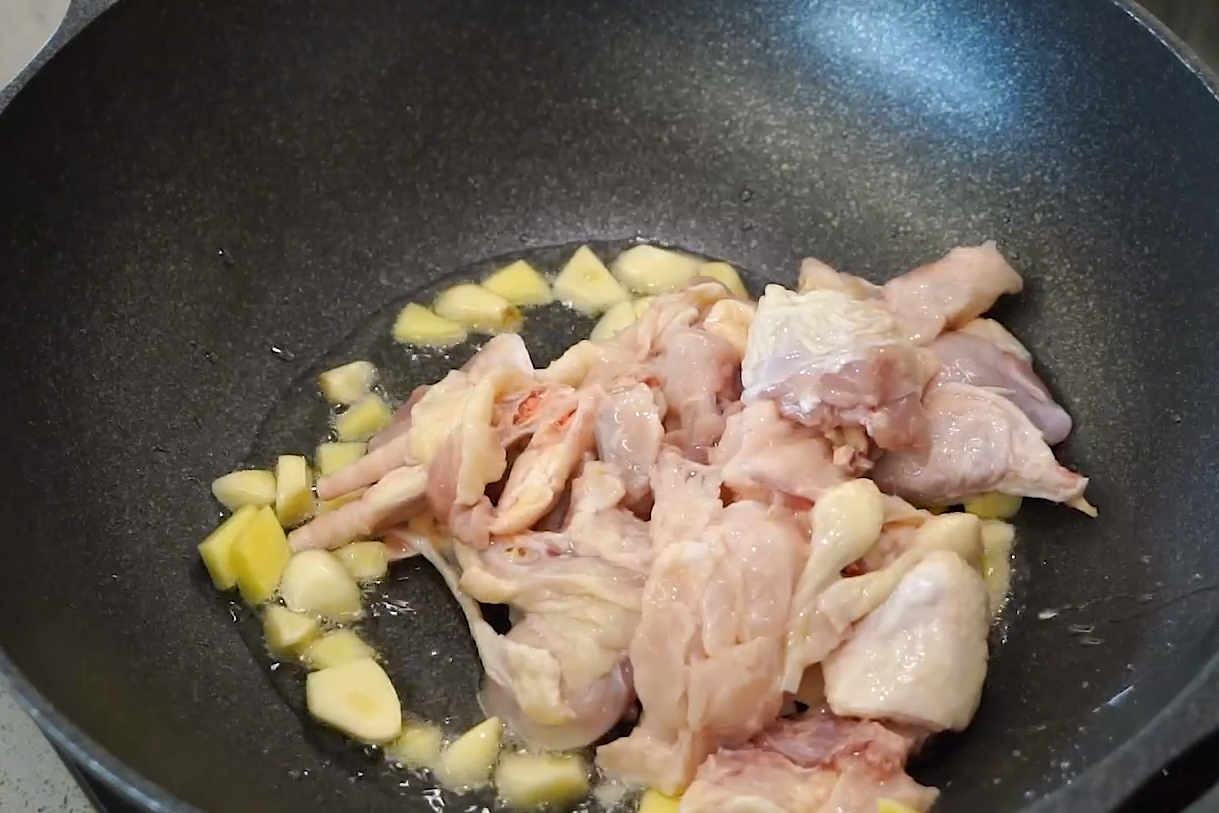 这才是芋儿鸡最好吃的做法，鸡肉细嫩，芋儿软烂入味，开胃又下饭