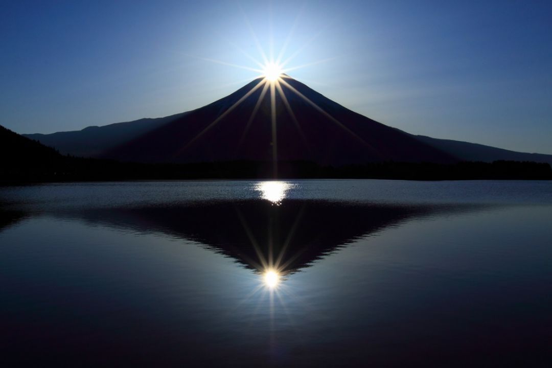 “富士山”是位于本州岛的日本第一高峰，是一座对称的锥形活火山