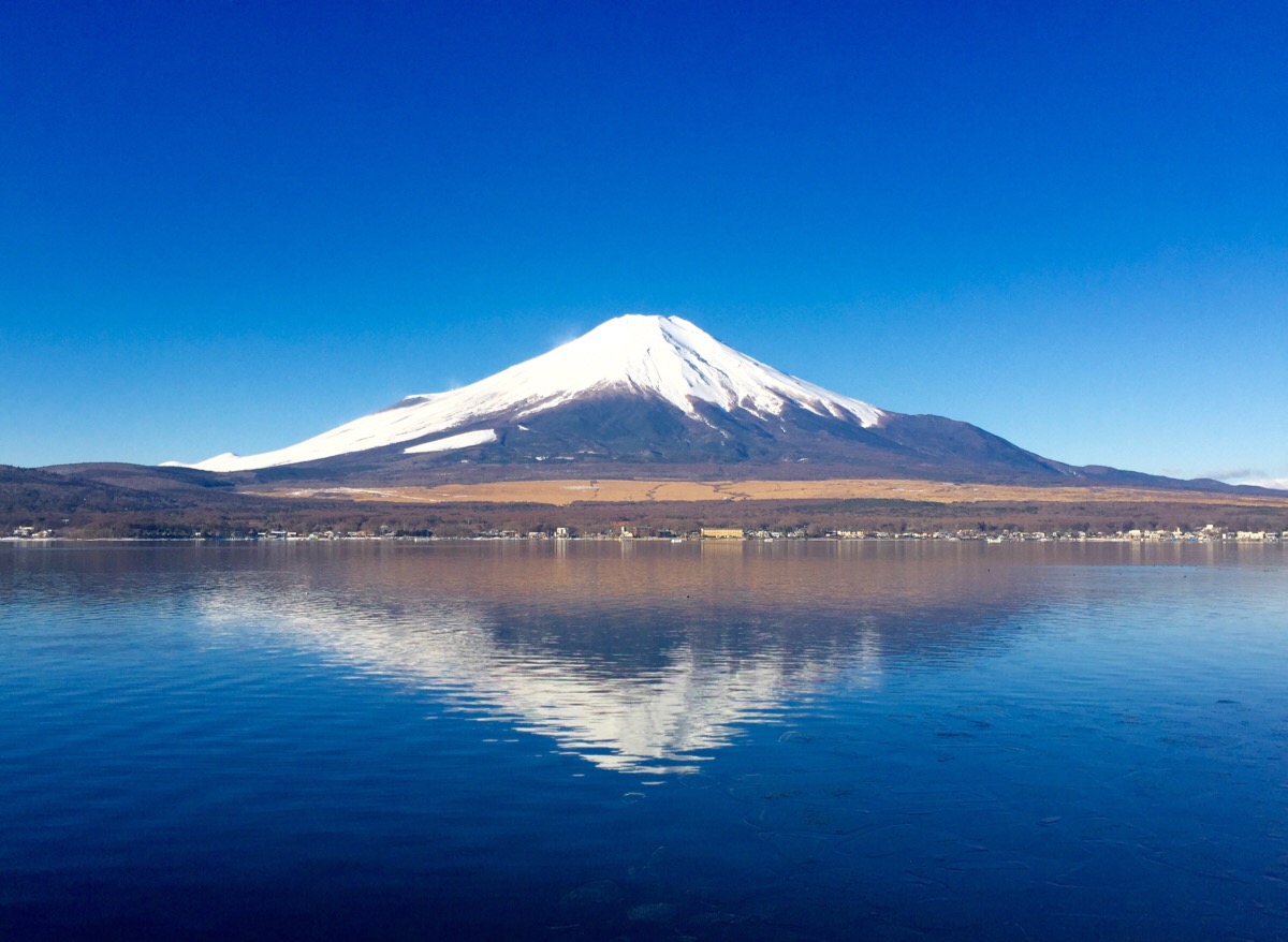 “富士山”是位于本州岛的日本第一高峰，是一座对称的锥形活火山