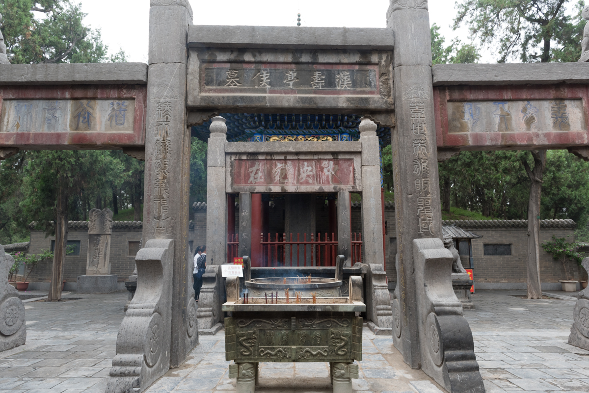 关羽出生在山西，首级埋葬在河南，两地都有一座关帝庙