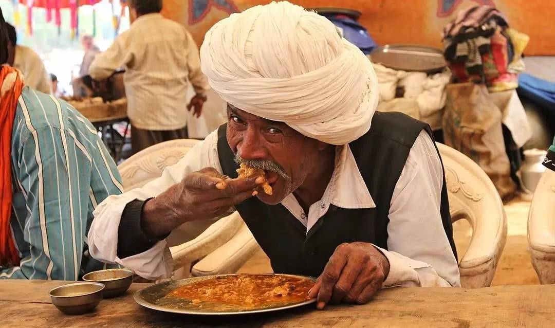 印度为什么用手抓饭吃，难道是因为穷吗？其实是因为这三点原因