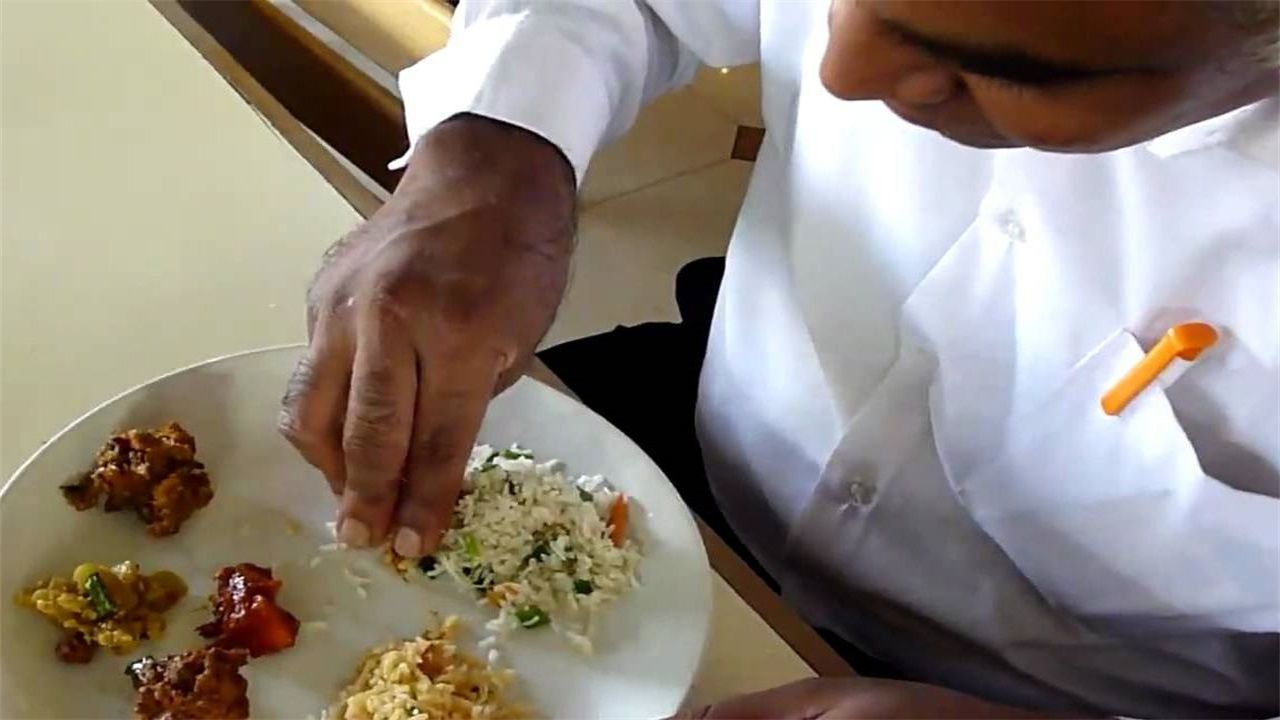 印度为什么用手抓饭吃，难道是因为穷吗？其实是因为这三点原因