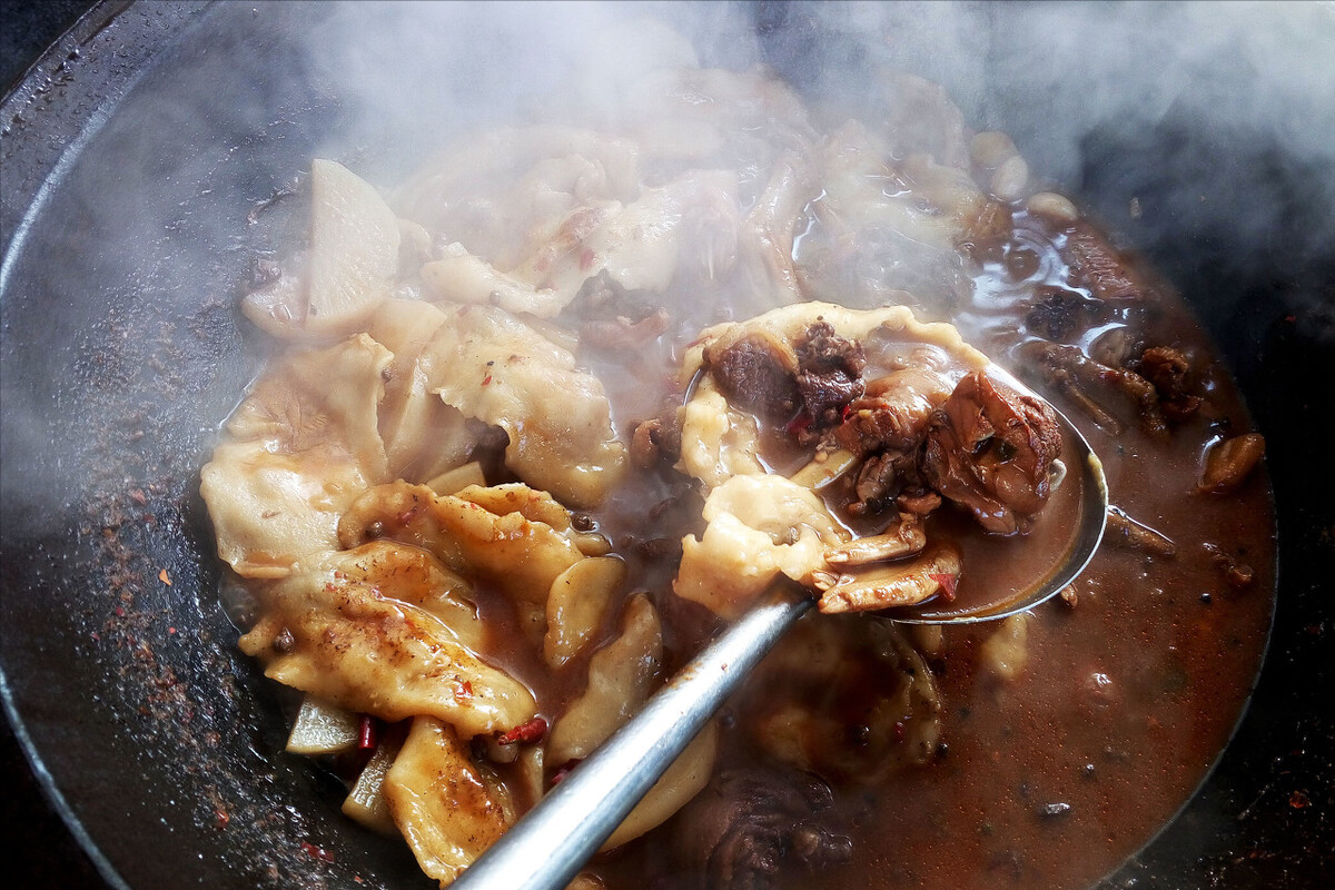 炒菜用的铁锅，原来还分“生熟”，生熟铁锅区别大，弄明白了再用