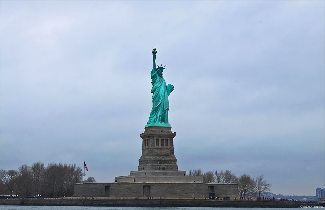 自由女神像高度多少米？法国雕塑家耗时10年，为美国打造的礼物