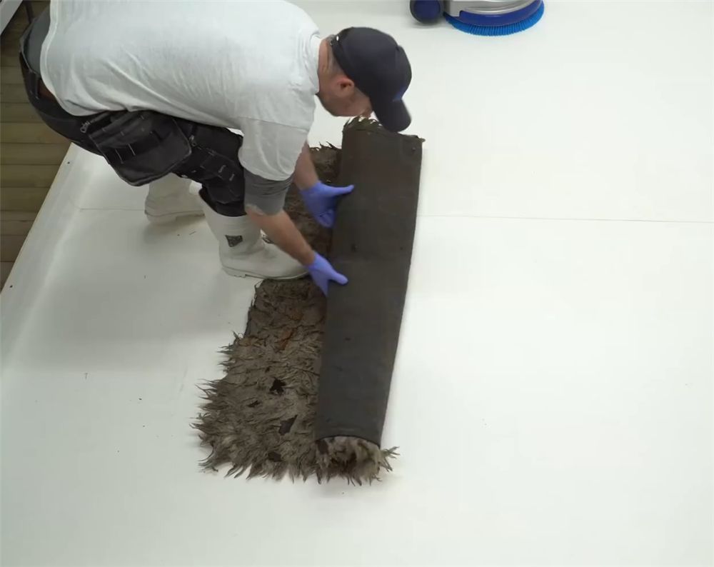 老哥清洗超脏地毯，将污损成黑色的地毯“变白色”，解压又治愈