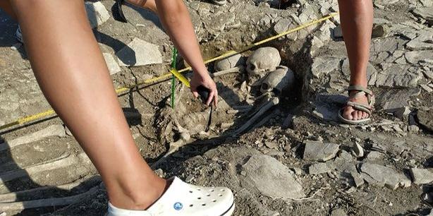 俄罗斯考古发现2000年前的细长头骨，看外型仿佛来自“外星人”