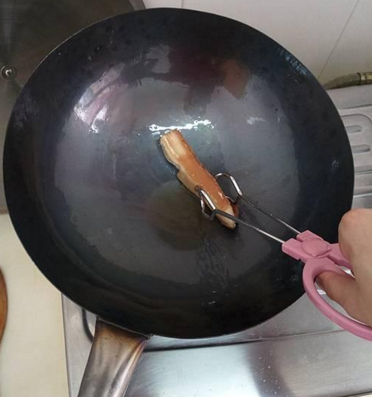 新买的铁锅别直接用，教你正确开锅，保证不锈不粘锅