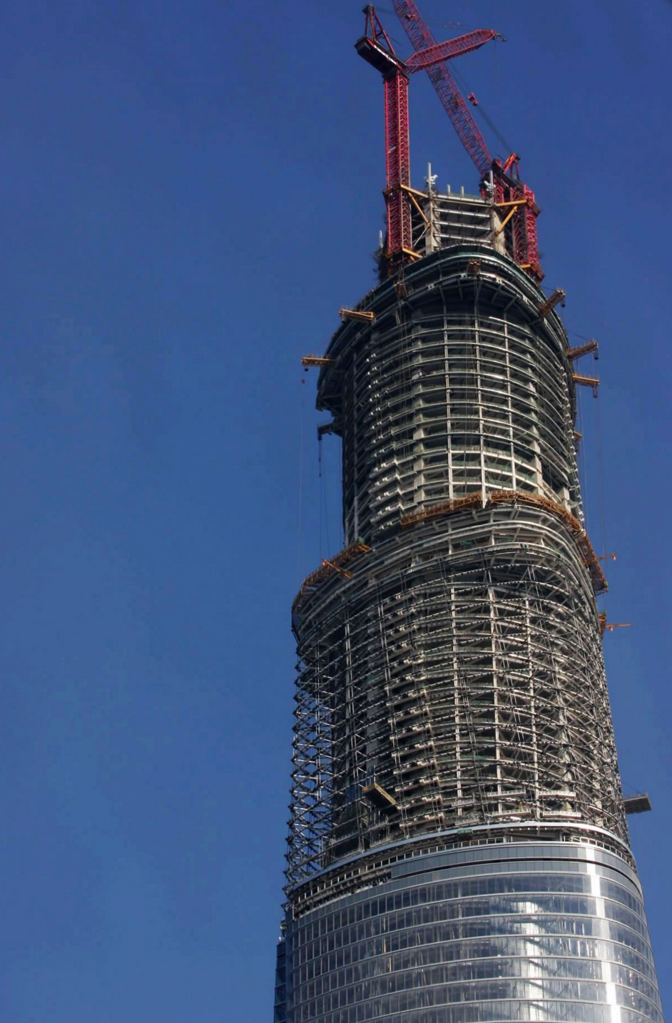 中国第一高楼，高度632米，总造价高达148亿元，外墙全使用玻璃安装