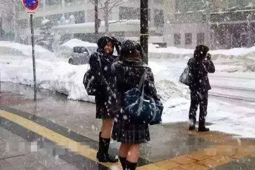 日本女的冬天穿短裙，她们不怕冷吗