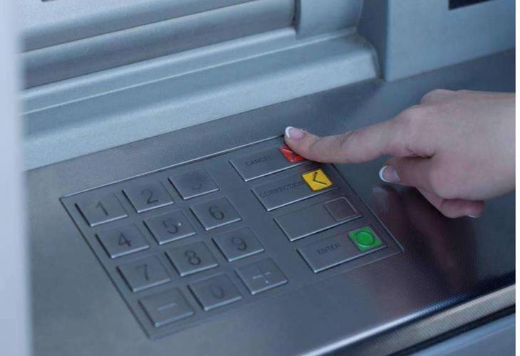 去银行ATM机取款时需要注意什么事项？