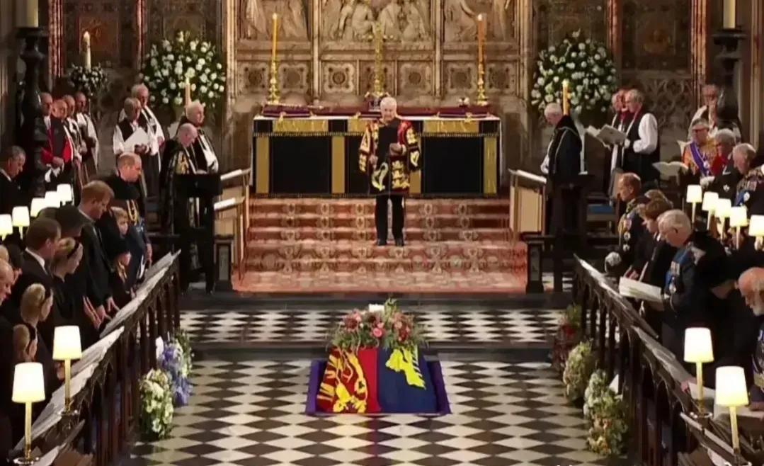 为什么英女王葬在教堂地下，英女王不葬在墓地的原因