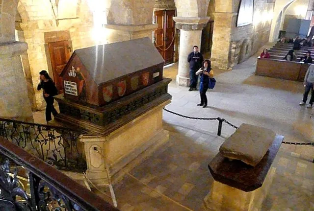 为什么英女王葬在教堂地下，英女王不葬在墓地的原因